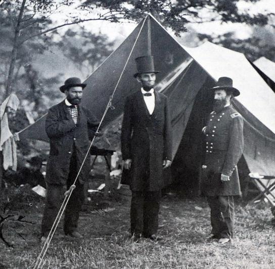Lincoln, en el centro, en la batalla de Antietam 