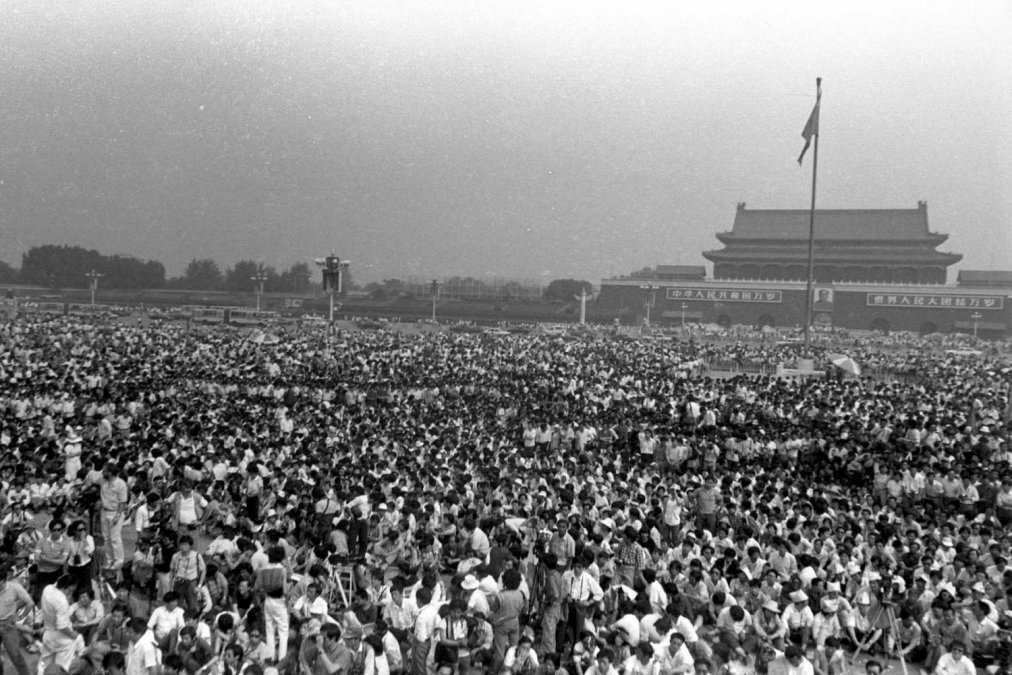 Masiva protesta en la Plaza de Tiananmen (foto Jian Liu)