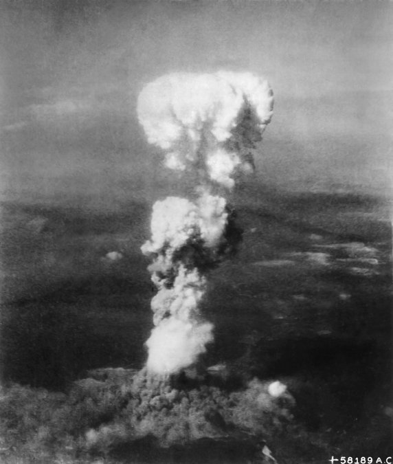 La nube de hongo sobre Hiroshima producida por la explosión de la bomba Little Boy el 6 de agosto de 1945