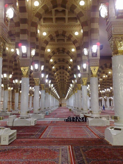 En esta mezquita se encuentra la tumba de Mahoma y de los dos primeros califas, Abu Bakr y Úmar ibn al-Jattab.
