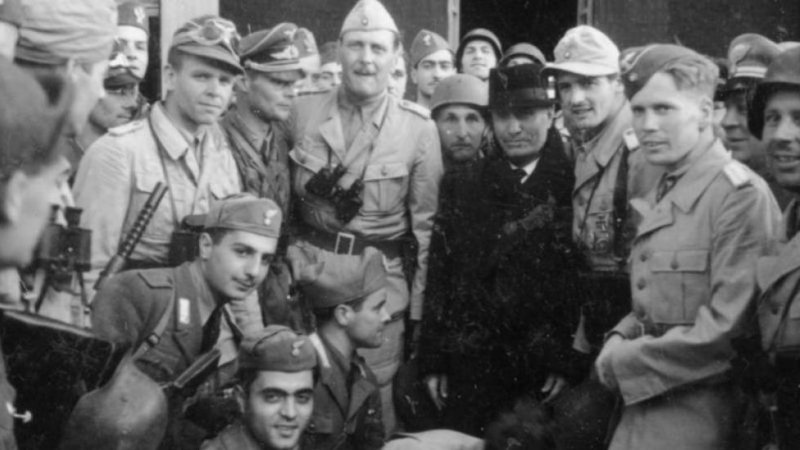 Mussolini con la unidad de paracaidistas de Student dirigidos por Otto Skorzeny (a la derecha del Duce). — WIKIPEDIA