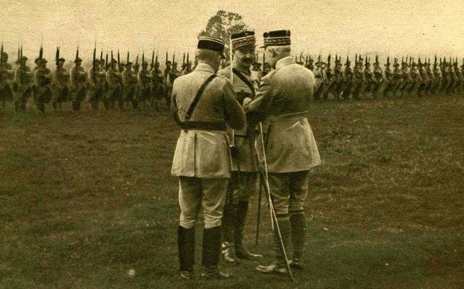 Un general recibe la Legión de Honor de manos de Pétain, en 1918