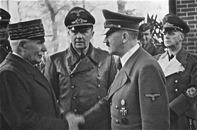 El mariscal Pétain saluda a Adolf Hitler en octubre de 1940