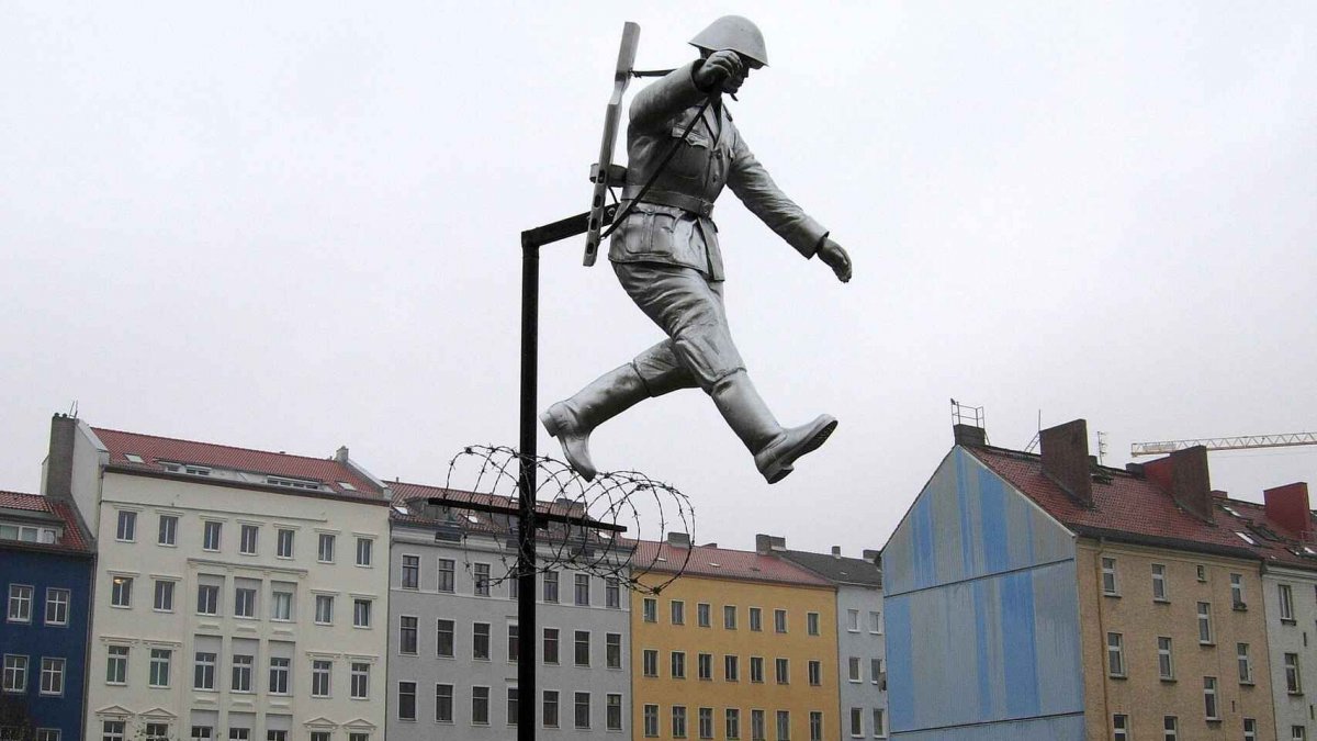                                                                Escultura en Bernauer Straße, representando el momento de su huida.                                                                      