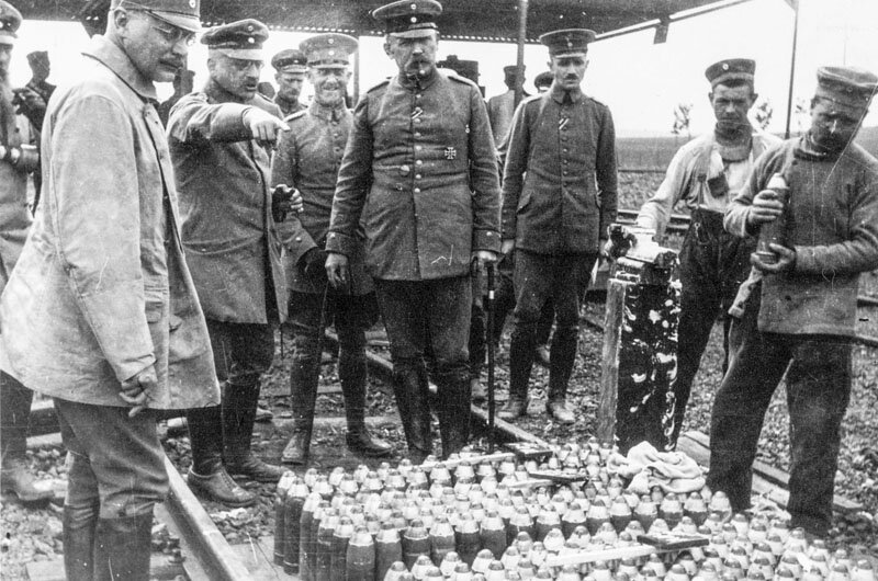 Fritz Haber dando instrucciones a los soldados acerca de cómo desplegar el cloro durante la Primera Guerra Mundial