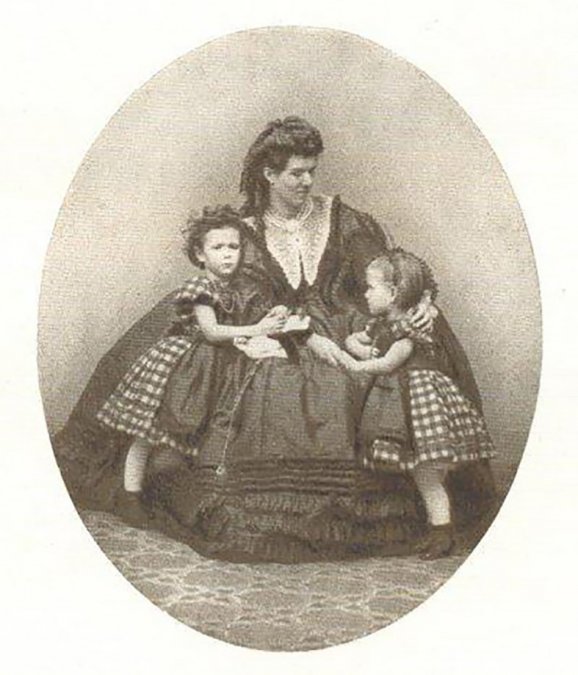 Marie Lang y sus hijas.