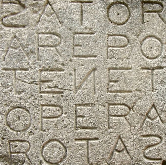 Este es el aspecto que tenía una cuadrado Sator como el que fue encontrado en Pompeya en 1925. 