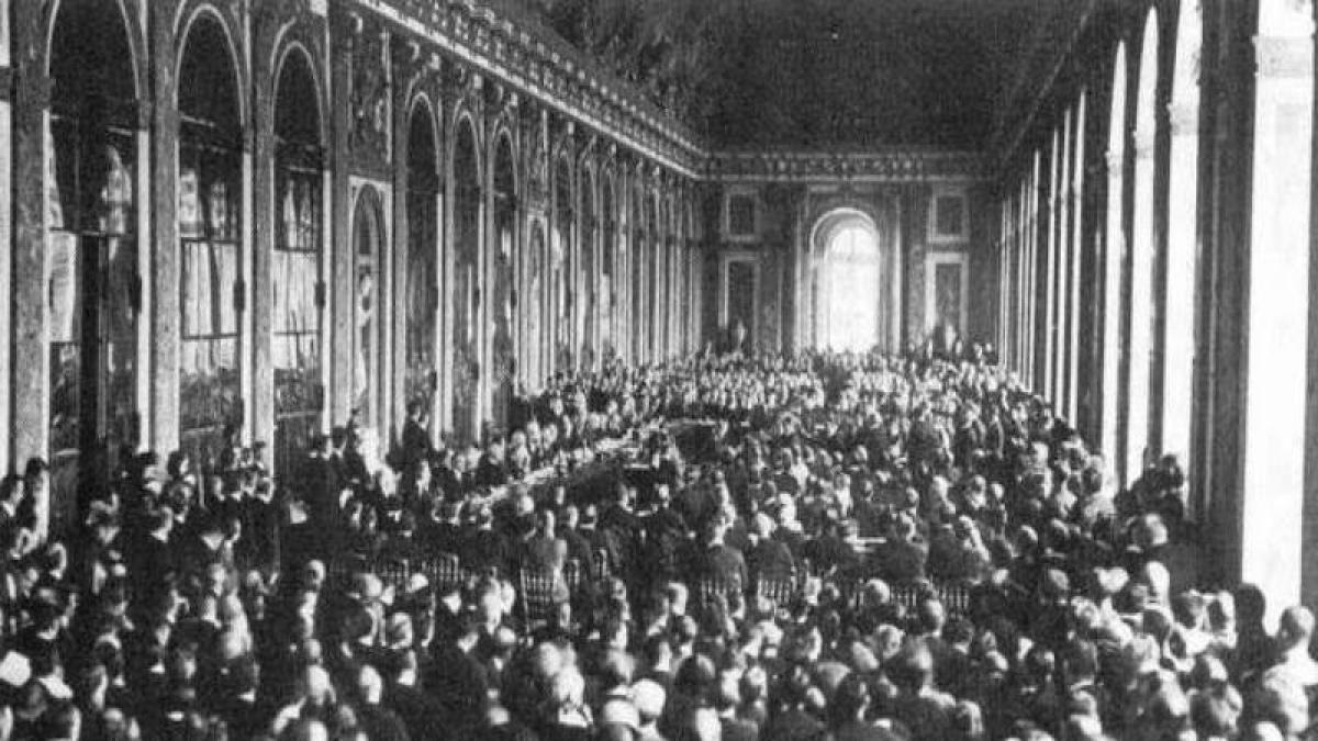 Los líderes europeos firman el tratado para poner fin a la Primera  Guerra Mundial en la Galería de los Espejos del Palacio de Versalles.