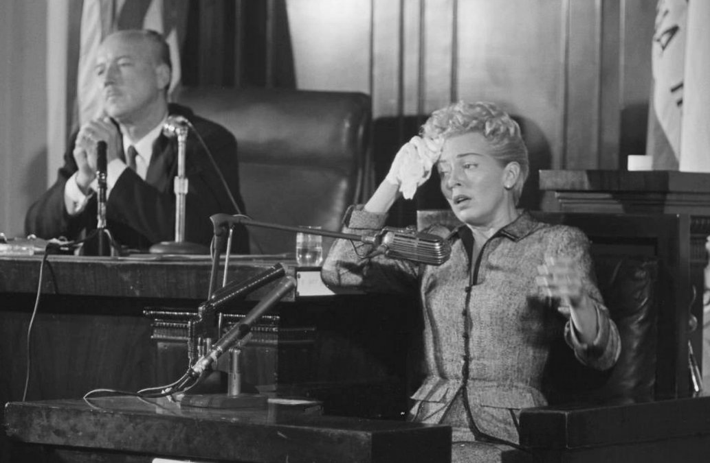 Lana Turner testificando en el juicio por el asesinato de su pareja, el mafioso Johnny Stompanato en 1958.