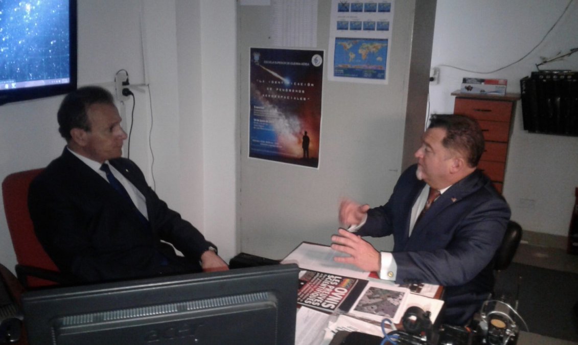 ELIZONDO EN EL CÓNDOR. El 21 de noviembre de 2019 el Comodoro (RE) Rubén Lianza, recibió a Luis Elizondo en las oficinas del CIAE en el Edificio Cóndor, sede de la Fuerza Aérea Argentina.  Lo fue a entrevistar para la segunda temporada de 