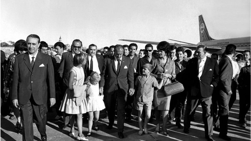 Di Stéfano a su llegada a Madrid. Lo esperaban su esposa, Sara, y sus tres hijos.