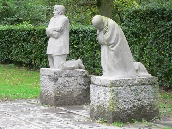 El duelo de los padres, Memorial a Peter, hijo de Kollwitz (Cementerio de guerra alemán Vladslo).