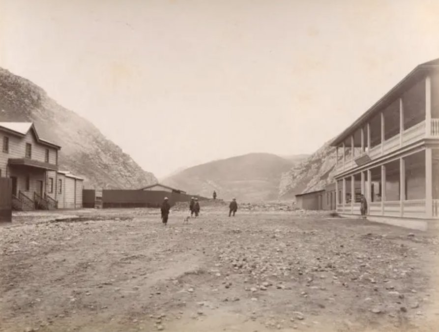 Vista de un pueblo de la sierra peruana, en los años de la Guerra del Pacífico.