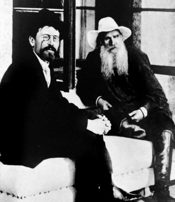 Cumbre. Tolstoi (der.) junto Antón Chéjov, en 1901. 