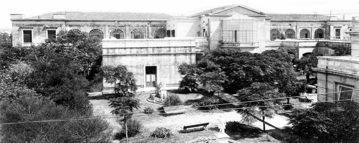 Vista del jardín y servicios del Hospital Pirovano en la década de 1900. El proyecto inicial incluía un pabellón central y dos salas laterales Sus salas eran espaciosas y luminosas; sus pasillos y jardines conectaban las diferentes dependencias