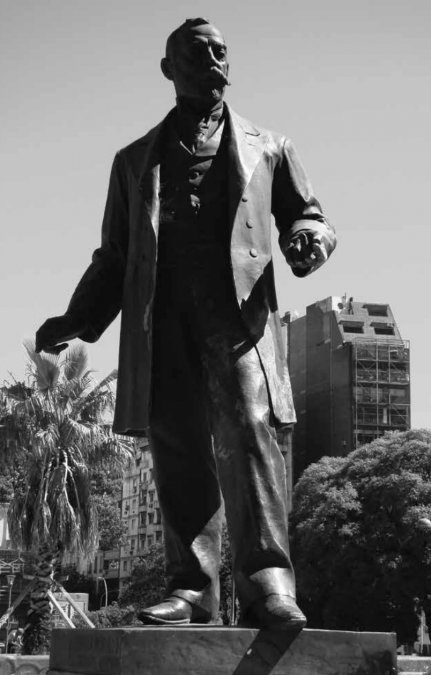 Estatua de bronce del doctor Pirovano realizada por su amigo personal, el artista Lucio Correa Morales. Se encuentra en Plaza Houssay sobre la calle Paraguay, frente a la Facultad de Medicina. Antiguamente estaba emplazada en el patio central del viejo Hospital de Clínicas, donde fue colocada el 6 de julio de 1900. 