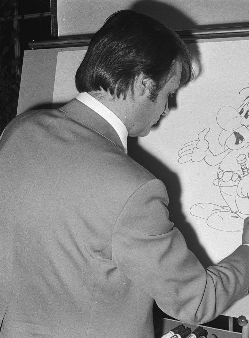 Uderzo dibujando a Astérix, 1971