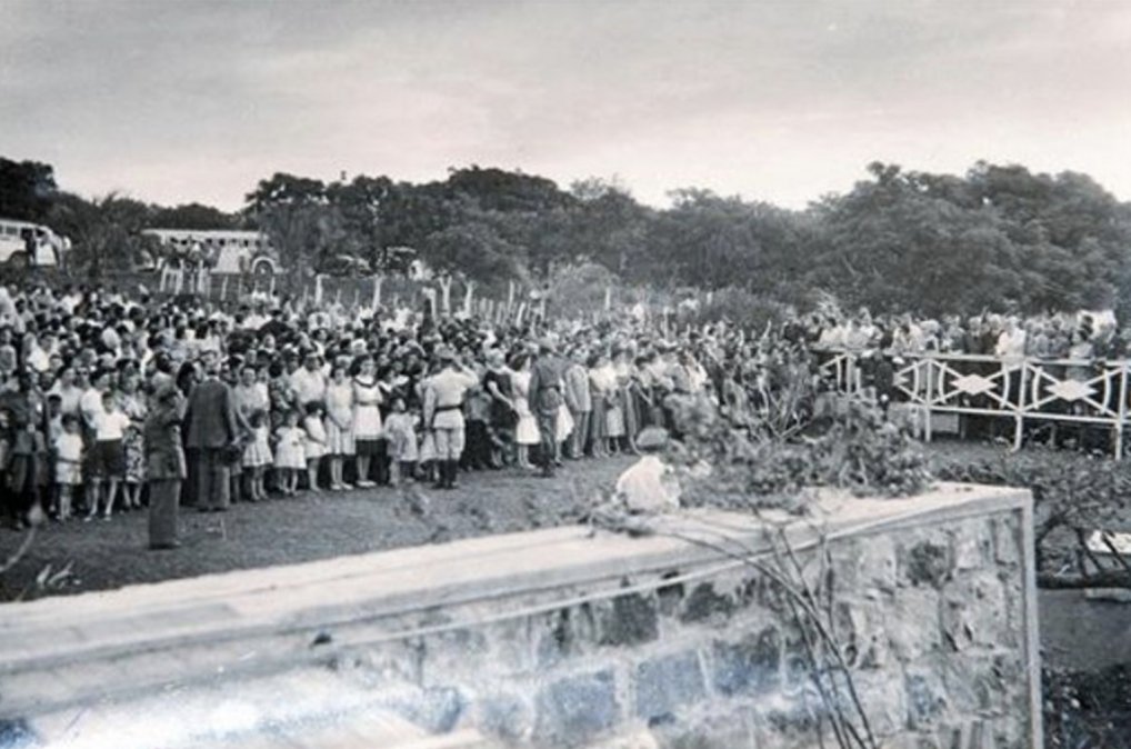 Inauguración del monumento a Lorca en Salto, en 1953. A la derecha puede verse la misteriosa urna