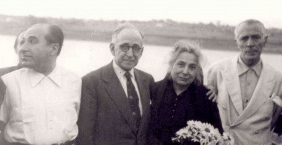 La actriz Margarita Xirgu  entre Justino Zabala Muniz (izquierda) y Enrique Amorim (derecha) el día  de la inauguración del primer monumento en el mundo a Lorca (1953).