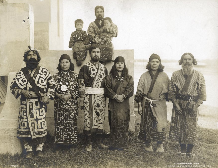 Ainus con su ropa tradicional.