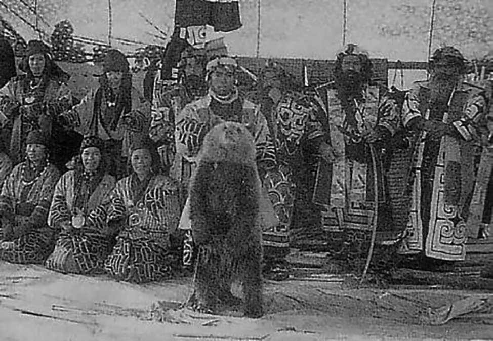 Ceremonia Iomante de los ainu alrededor de 1930.