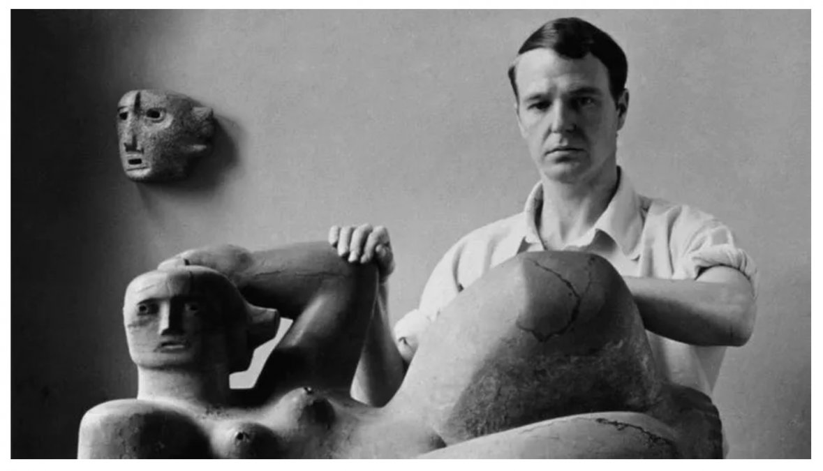 Henry Moore en una fotografía de 1930, junto con "Reclining Figure"  (1929) y "Mask" (1930). Imagen vía: © Henry Moore Archive, cortesía de  Leeds Museum and Galleries