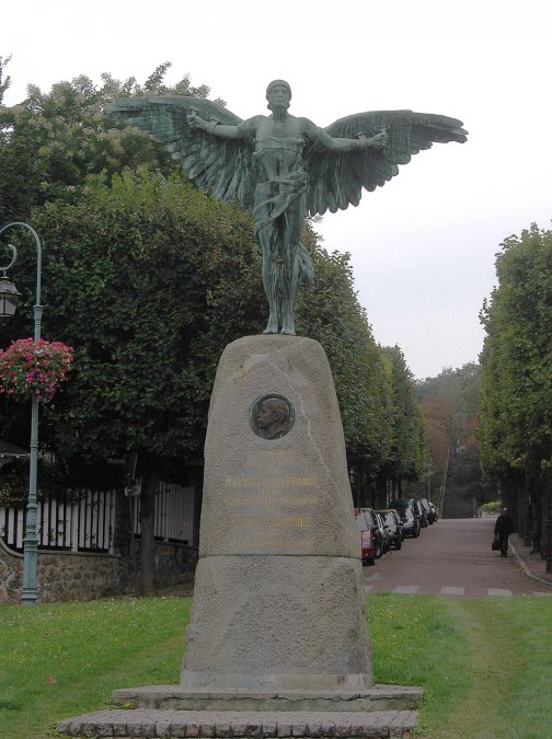 Estatua en homenaje a Santos Dumont en Saint-Cloud, Francia.