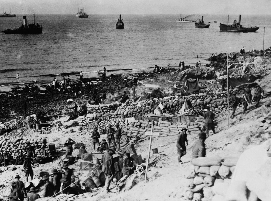 Desembarco de tropas españolas en la costa de Al Hoceima, Marruecos, durante la guerra del Rif (Photo by © Hulton-Deutsch Collection/CORBIS/Corbis via Getty Images)