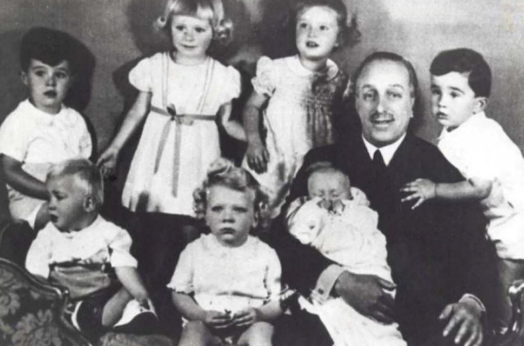 Alfonso XIII con sus nietos en 1939. Juan Carlos es el primero a la izquierda