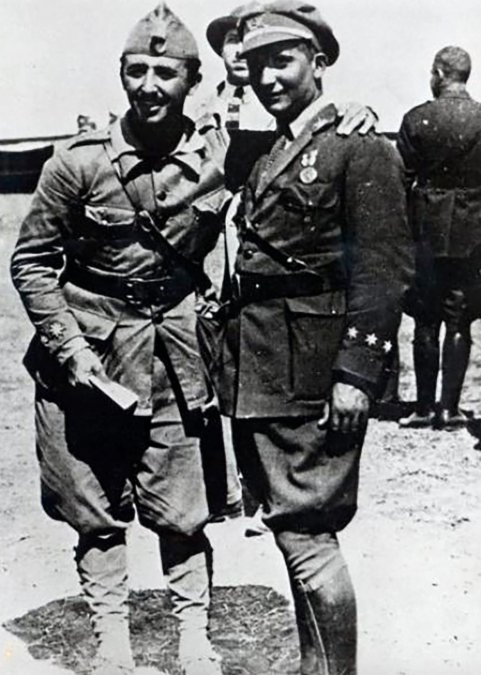 Francisco Franco junto a su hermano Ramón (que murió en 1938) en la guerra del Rif en el Marruecos español (EFE)