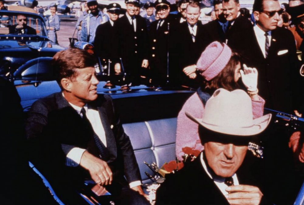 John y Jackie Kennedy momentos antes del asesinato de John en 1963.