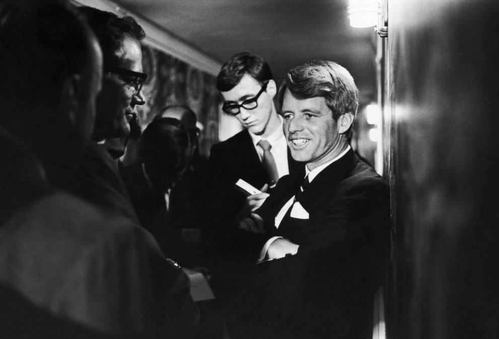 Robert Kennedy hablando con unos reporteros el 5 de junio de 1968, un día antes de ser asesinado.