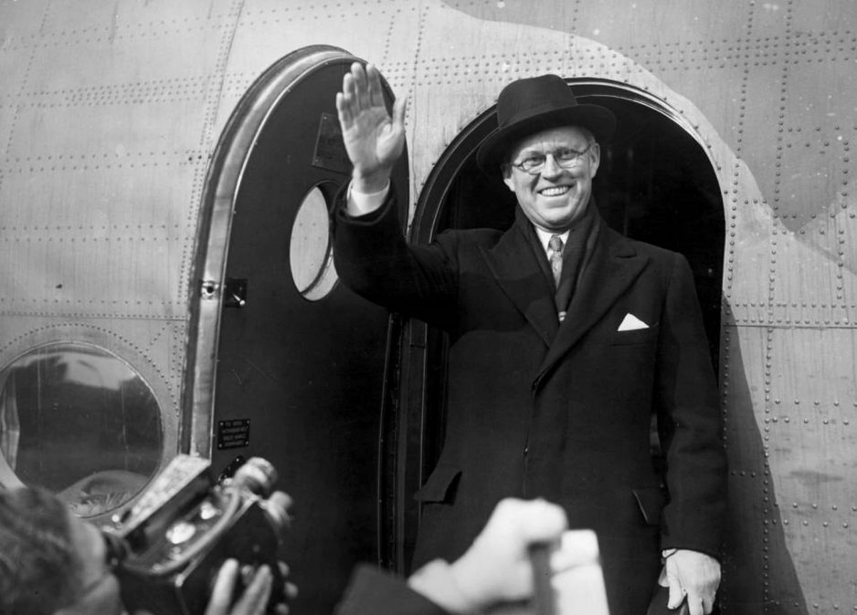 Joseph P. Kennedy, patriarca de la saga Kennedy, saludando a la prensa al regresar de un viaje a EE.UU. en 1940.
