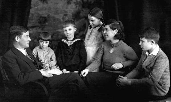 Wilm Hosenfeld con su esposa y cuatro de sus hijos en Thalau en 1936. De  izquierda a derecha se ve a Wilm, Jorinde, Detlev, Anemone, Annemarie y  Helmut. La benjamina de la familia, Uta, nació al año siguiente de  tomarse esta foto 