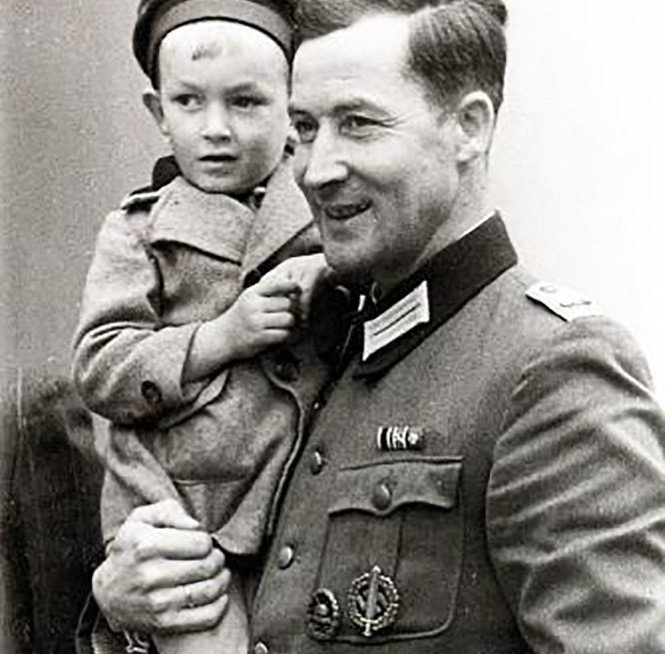 Wilm Hosenfeld con el hijo de unos amigos polacos en Pabianice. El  oficial alemán sentía simpatía por los polacos e incluso aprendió su  idioma. Asistía regularmente a Misa en una iglesia polaca