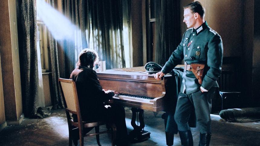 La escena del encuentro entre Szpilman y Hosenfeld en la película "El  pianista" (2002) de Roman Polanski. El papel de Hosenfeld lo hizo el  actor alemán Thomas Kretschmann.