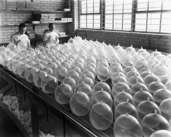 Una fábrica de preservativos en los años 30 