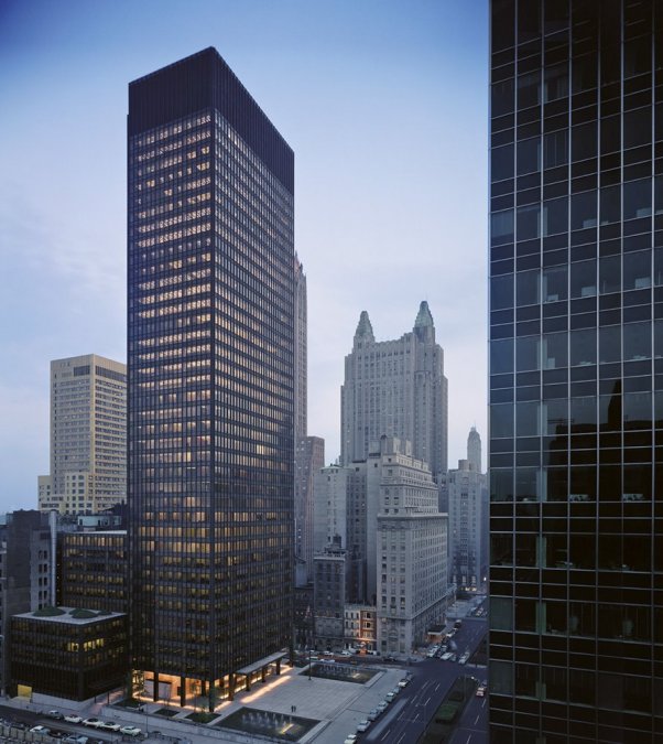 Proyectado junto con su discípulo Johnson, la torre Seagram en Nueva  York (1958) es el máximo exponente del estilo internacional.                 