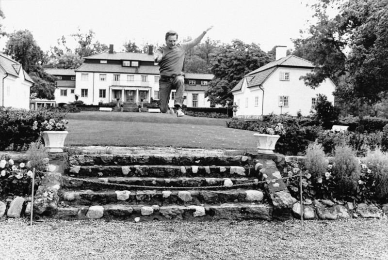 Olof Palme haciendo ejercicio en el jardín de su casa, en septiembre de 1973, un mes después del asalto al banco.