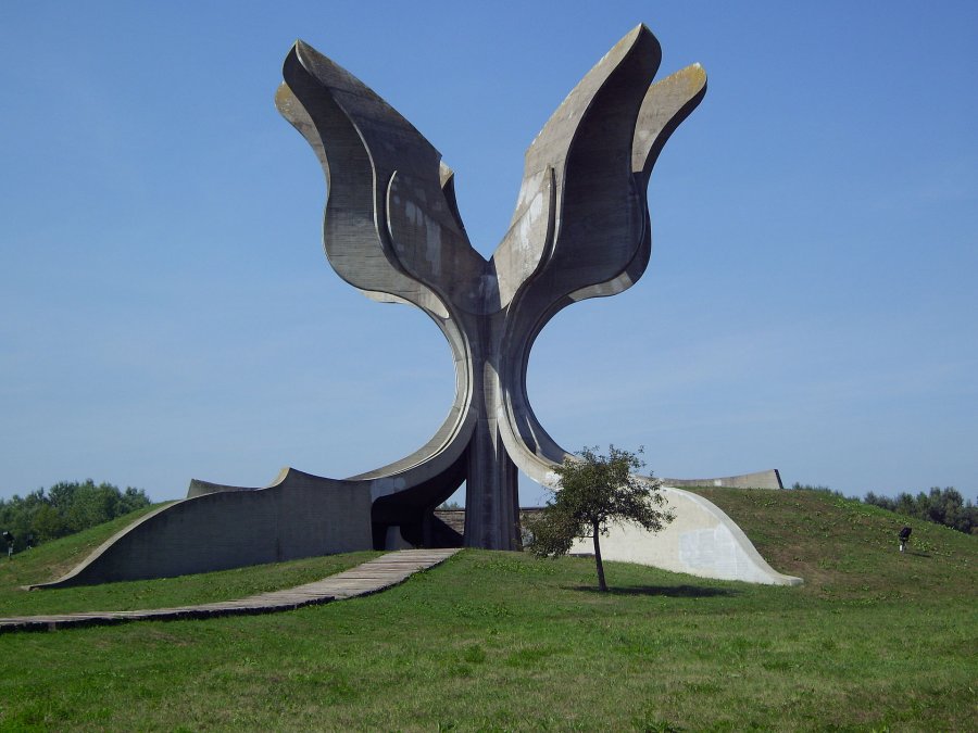Monumento conmemorativo en recuerdo de las víctimas, en las proximidades del campo de Jasenovac.