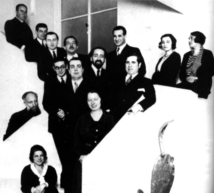 La redacción de la revista Sur: el de barba en el centro de la escalera es Oliverio Girondo, abajo de él hacia la izquierda, se ubica Borges.