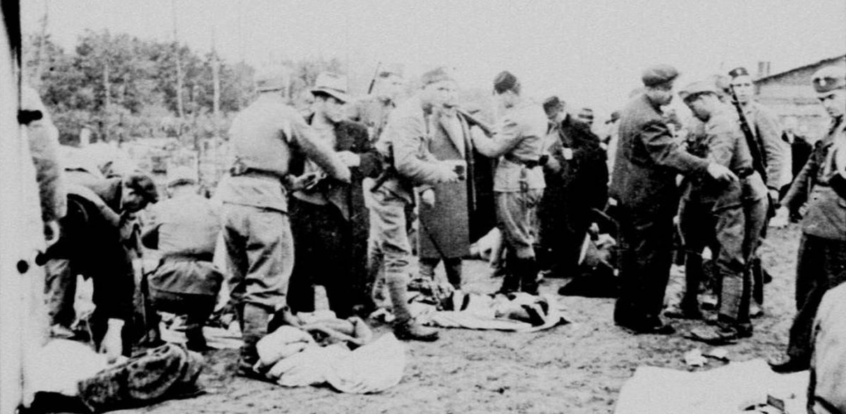 Guardas de Jasenovac revisan a los presos a su llegada al campo.