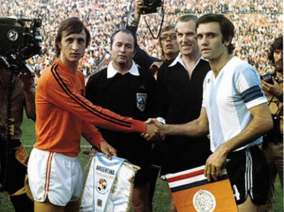 Johan Cruyff y Roberto Perfumo.