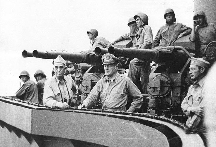 El general estadounidense Douglas MacArthur, embarcado en el USS Phoenix, en 1944, durante la Segunda Guerra Mundial. 