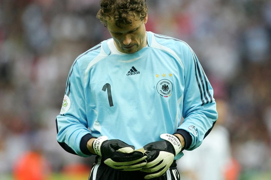El arquero alemán Jens Lehmann  lee las indicaciones en un machete antes de la serie de penales contra  la Argentina, en la Copa de 2006.