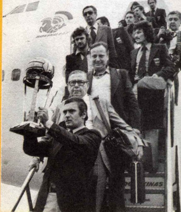 El plantel de Boca Juniors regresa a la Argentina con la Copa - 1977