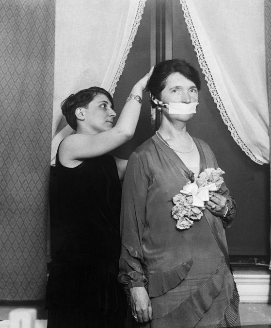 Margaret Sanger cubre su boca en señal de protesta por la prohibición en su contra en 1929 para hablar sobre anticoncepción.