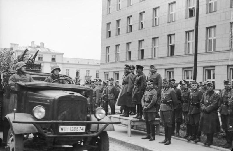 Semión Krivoshéin (derecha) y Heinz Guderian (centro) en el desfile alemán-soviético en Brest el 22 de septiembre de 1939