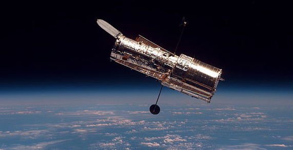 El telescopio espacial de Hubble inicia su separación del transbordador Discovery para comenzar la misión SM2. Crédito: NASA