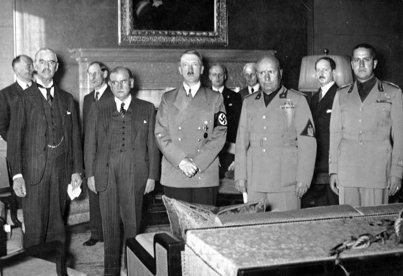 De izq. a der.: Chamberlain, Daladier, Hitler, Mussolini, y Ciano fotografiados antes de firmar los Acuerdos de Múnich.